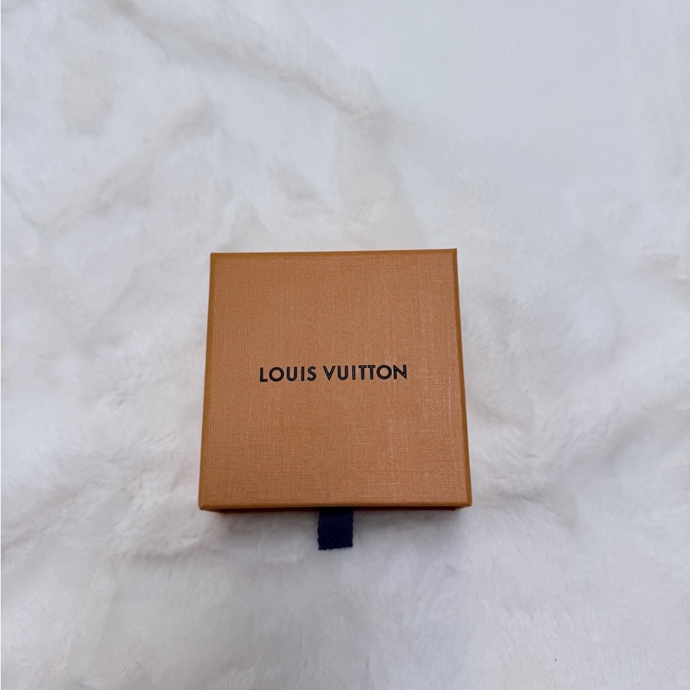 louis vuitton blooming pearls earrings - Picture 4 of 4